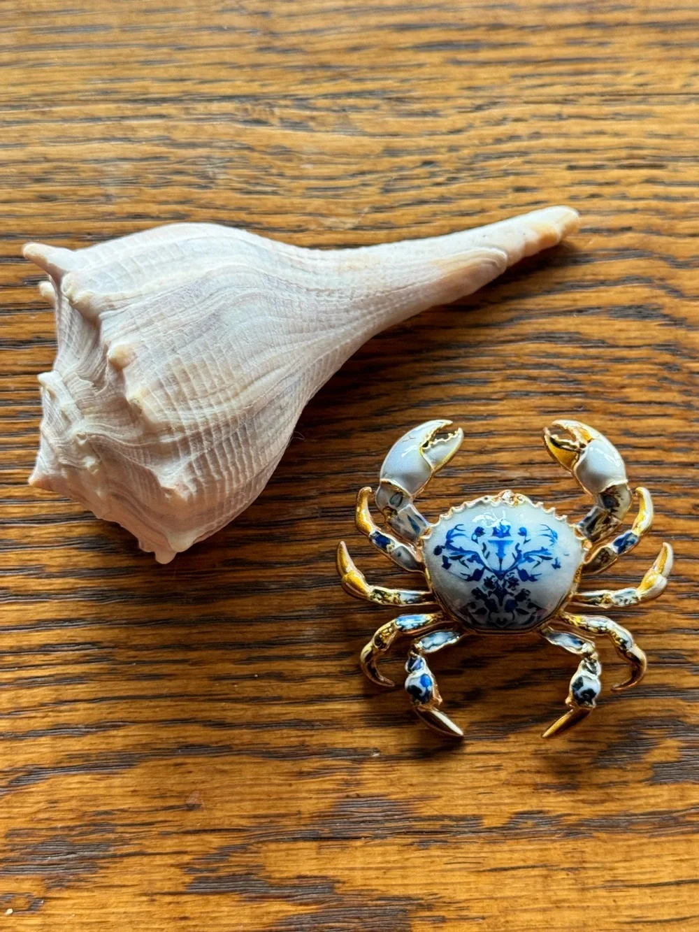 Chinoiserie Blue & White Porcelain & Gold Crab Ocean Beach Brooch Pin Coastal